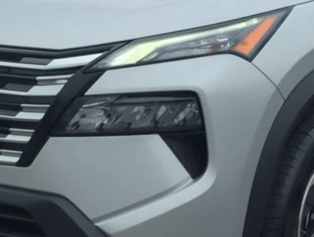 Used 2025 Nissan Rogue SV FWD image 11