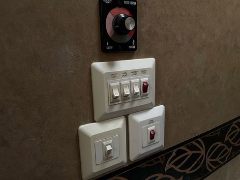 Used 2013 Ford E-450 and Econoline 450 Super Duty w/ Motorhome Prep Pkg image 97