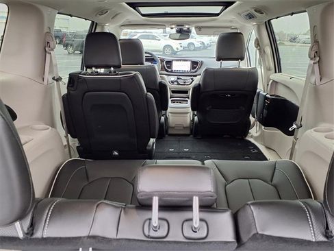 Used 2024 Chrysler Pacifica Limited image 27