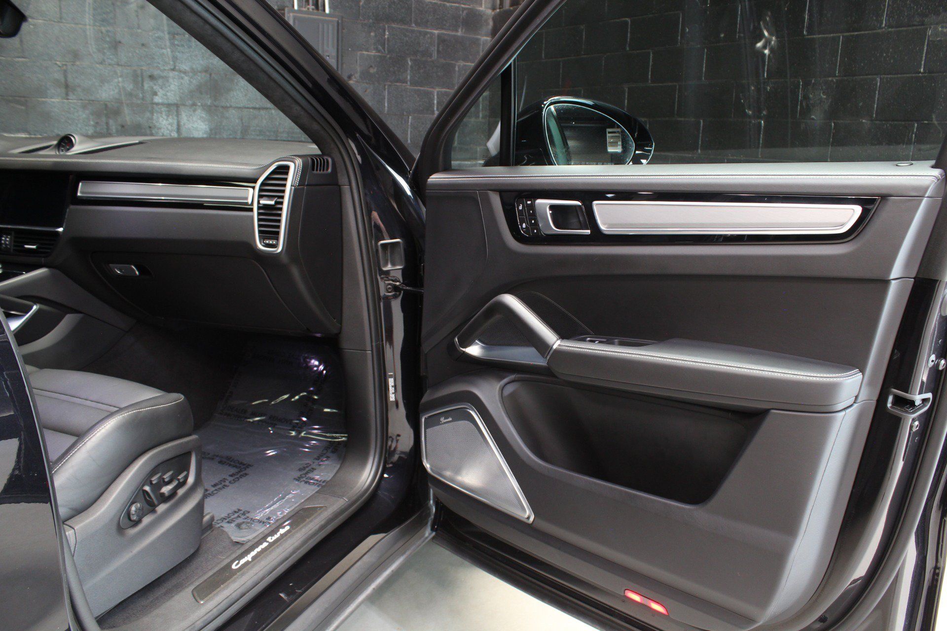 Used 2022 Porsche Cayenne Turbo AWD/4WD image 32