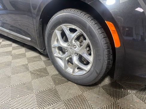 Used 2018 Chrysler Pacifica Limited FWD image 10