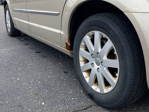 Used 2013 Chrysler Town & Country Touring FWD image 15