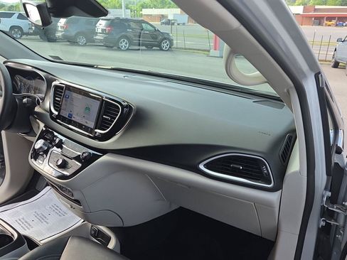Used 2024 Chrysler Pacifica Touring-L FWD image 20
