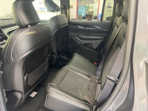 New 2025 Jeep Grand Cherokee Altitude image 8