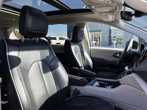 Used 2024 Chrysler Pacifica Limited image 22