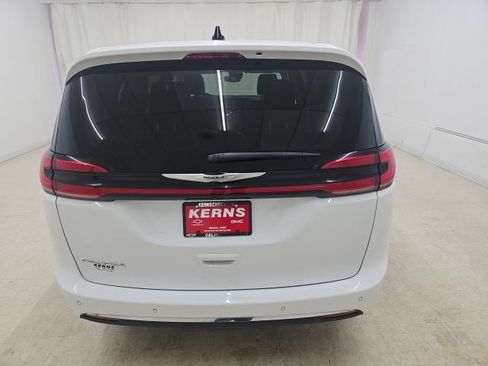 Used 2023 Chrysler Pacifica Touring-L FWD image 17