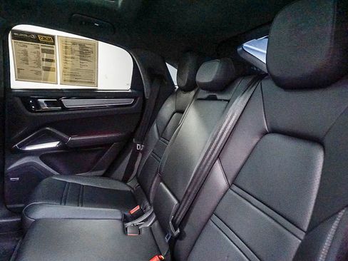 Certified 2022 Porsche Cayenne Turbo AWD/4WD image 19
