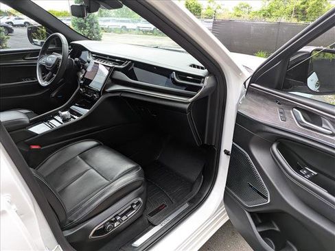 Used 2023 Jeep Grand Cherokee Overland w/ Luxury Tech Group IV AWD/4WD image 11