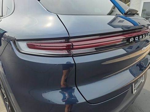 Used 2024 Porsche Cayenne AWD/4WD image 36