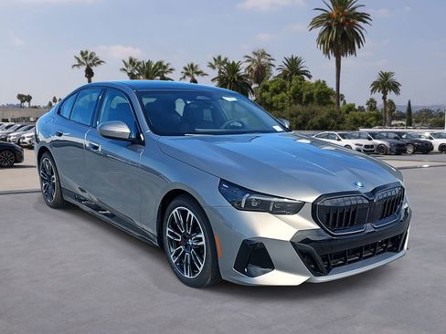 New 2026 BMW 550e xDrive w/ Premium Package image 3