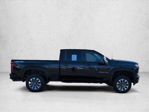 Used 2022 Chevrolet Silverado 2500 Custom w/ Custom Value Package image 4
