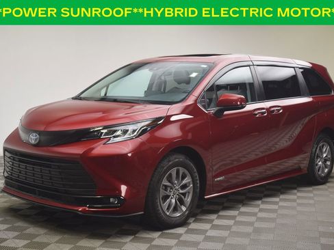 Used 2021 Toyota Sienna XLE image 3