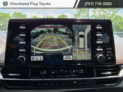 Used 2023 Toyota Sienna Platinum AWD/4WD image 17