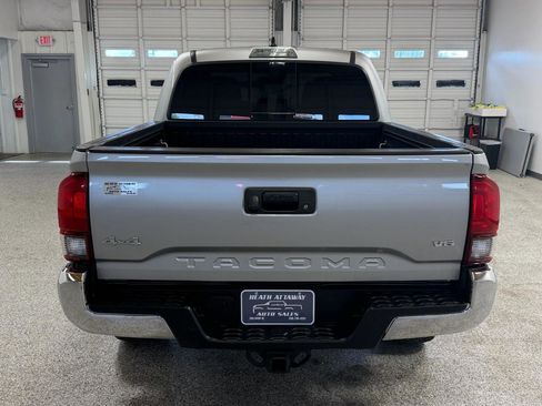 Used 2022 Toyota Tacoma SR5 AWD/4WD image 3