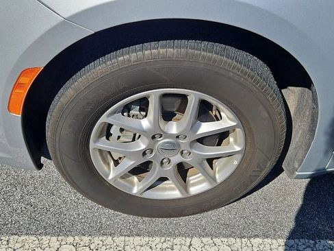 Used 2024 Chrysler Pacifica Touring-L image 14