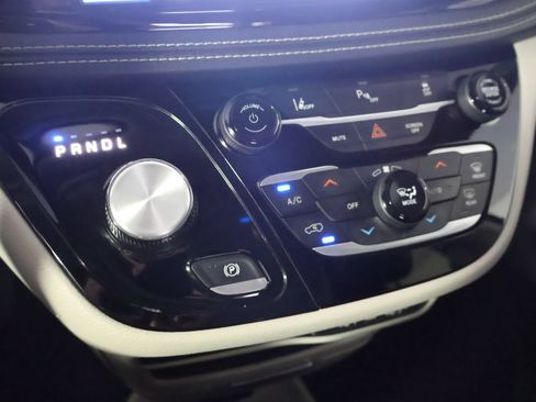 Used 2023 Chrysler Pacifica Touring-L FWD image 38