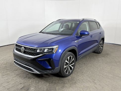 Used 2023 Volkswagen Taos SE AWD/4WD image 3
