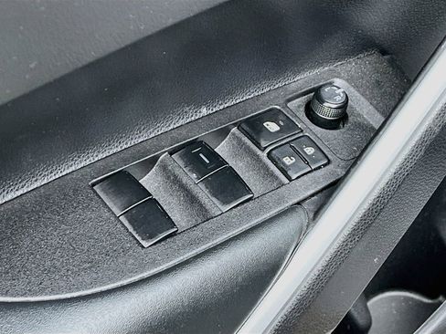 Used 2025 Toyota Corolla Cross LE FWD image 18