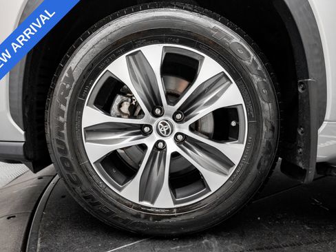 Used 2021 Toyota Highlander XLE AWD/4WD image 29