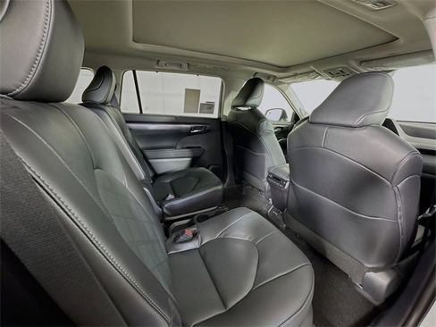 New 2025 Toyota Highlander Platinum image 21