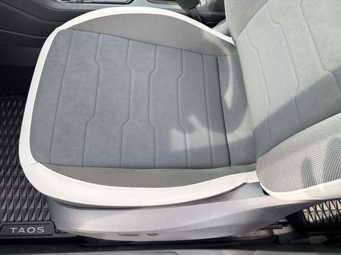New 2026 Volkswagen Taos SE FWD image 21