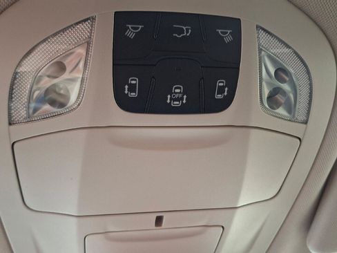 Used 2023 Chrysler Pacifica Touring-L FWD image 23