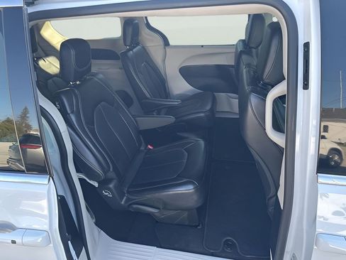 Used 2024 Chrysler Pacifica Touring-L FWD image 39