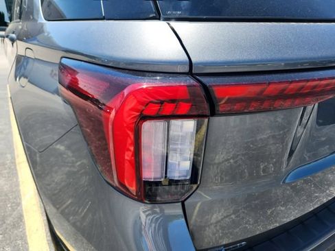Used 2025 Ford Explorer ST-Line w/ ST-Line Street Pack AWD/4WD image 5