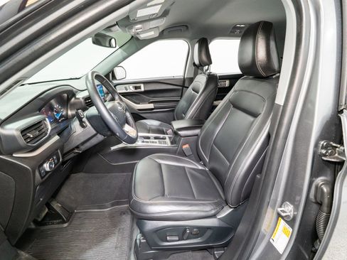 Used 2022 Ford Explorer XLT w/ Equipment Group 202A image 16