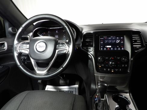 Used 2020 Jeep Grand Cherokee Laredo AWD/4WD image 15