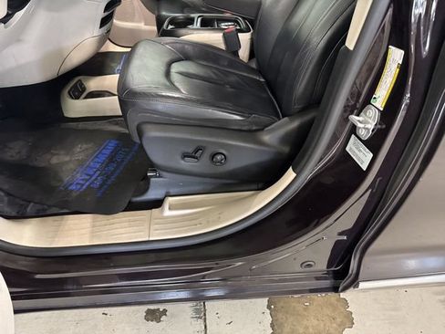 Used 2017 Chrysler Pacifica Touring-L FWD image 30