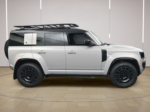 New 2026 Land Rover Defender 110 AWD/4WD image 22