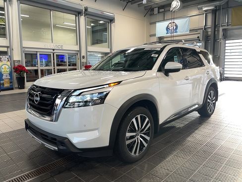 Used 2025 Nissan Pathfinder Platinum AWD/4WD image 2
