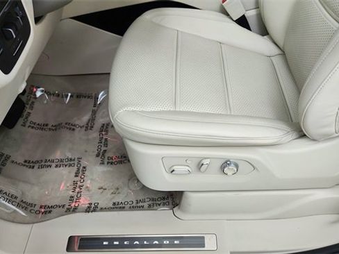 Used 2025 Cadillac Escalade ESV Premium Luxury Platinum image 37