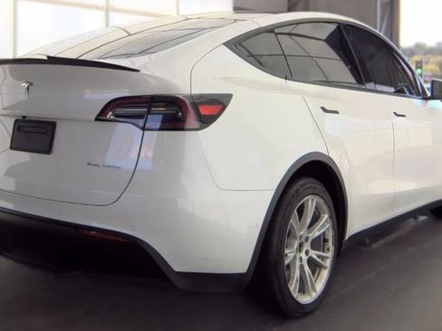 Used 2021 Tesla Model Y Long Range AWD/4WD image 3