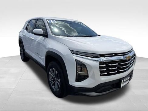 Used 2025 Chevrolet Equinox LT FWD image 3
