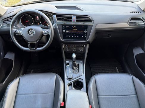 Used 2020 Volkswagen Tiguan SE w/ Panoramic Sunroof Package image 18