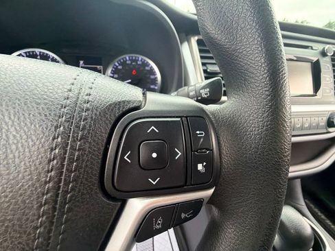 Used 2019 Toyota Highlander LE AWD/4WD image 28
