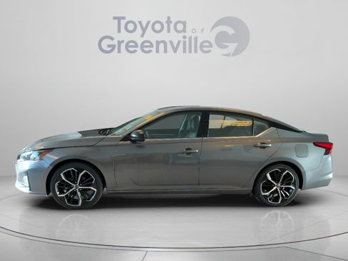 Used 2024 Nissan Altima 2.5 SR FWD image 2
