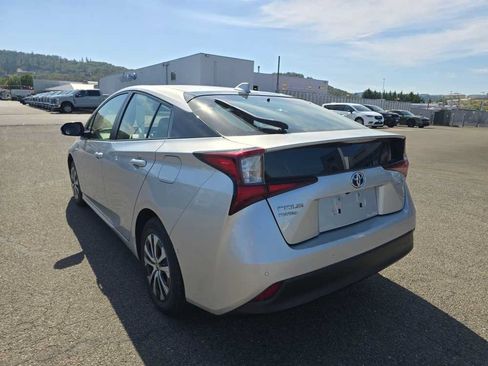 Used 2020 Toyota Prius LE AWD/4WD image 2