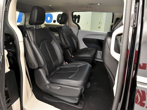 Used 2024 Chrysler Pacifica Limited FWD image 22