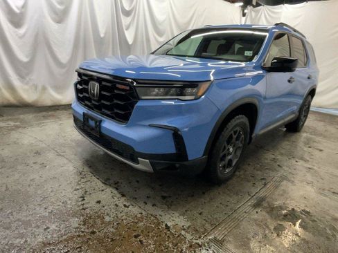 Used 2025 Honda Pilot TrailSport image 12