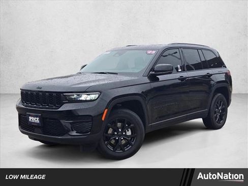 Used 2025 Jeep Grand Cherokee Altitude image 1