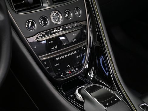 Used 2020 Aston Martin DB11 Volante image 25