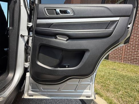 Used 2017 Ford Explorer XLT w/ Equipment Group 202A AWD/4WD image 39