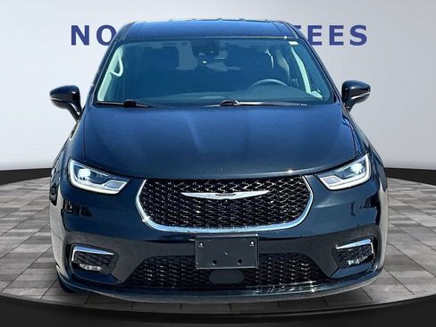 Used 2023 Chrysler Pacifica Touring-L FWD image 2
