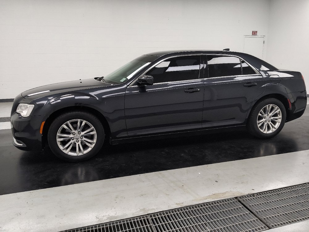 Used 2018 Chrysler 300 Touring L RWD image 2