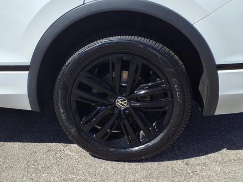 Certified 2022 Volkswagen Tiguan SE R-Line FWD image 5