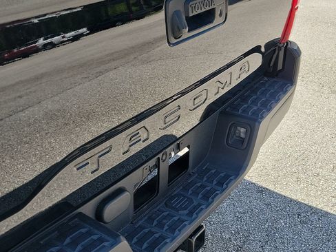 Used 2018 Toyota Tacoma SR RWD image 6