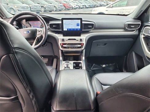 Used 2022 Ford Explorer XLT w/ Equipment Group 202A image 7